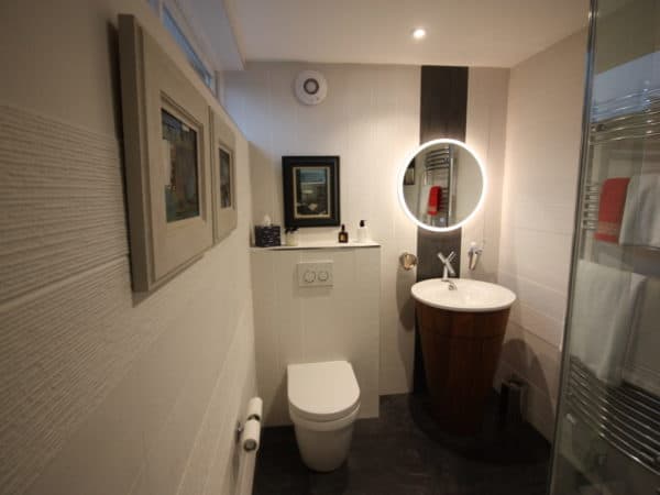 bathroom for 1970s home