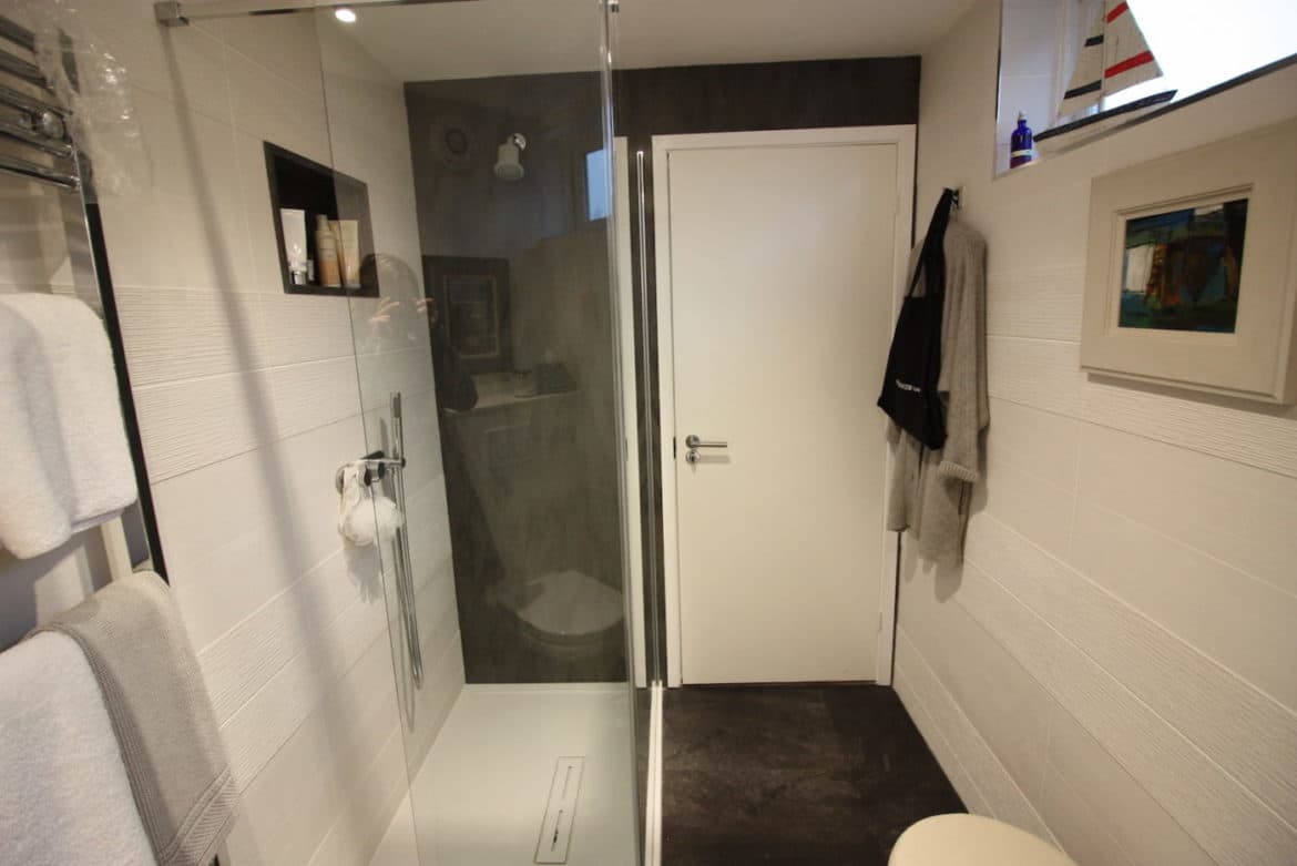 bathroom for 1970s home