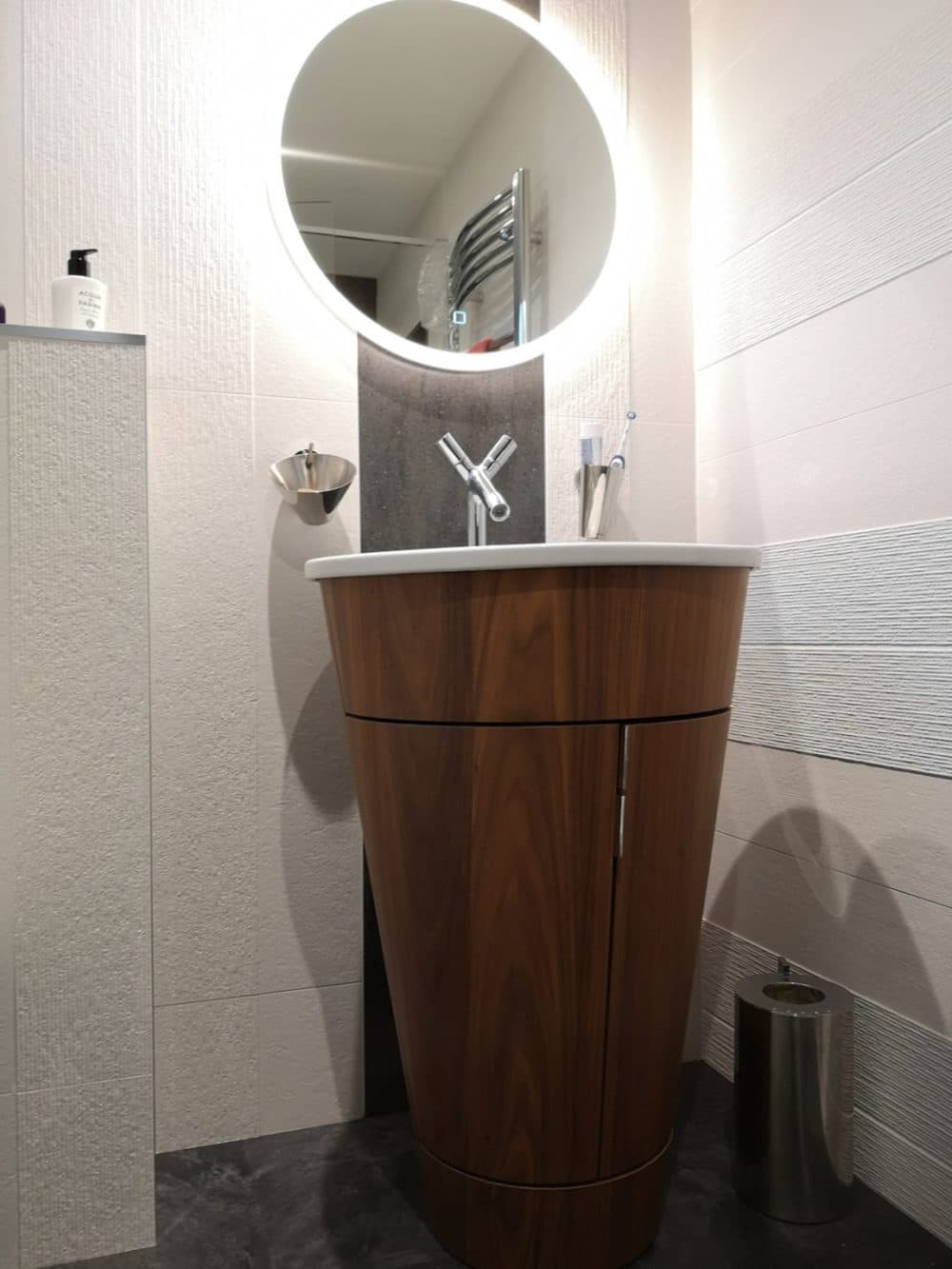 bathroom for 1970s home